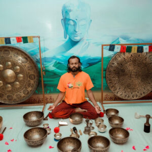 escenario cantando cuencos completo mantras yoga / 5 días de entrenamiento